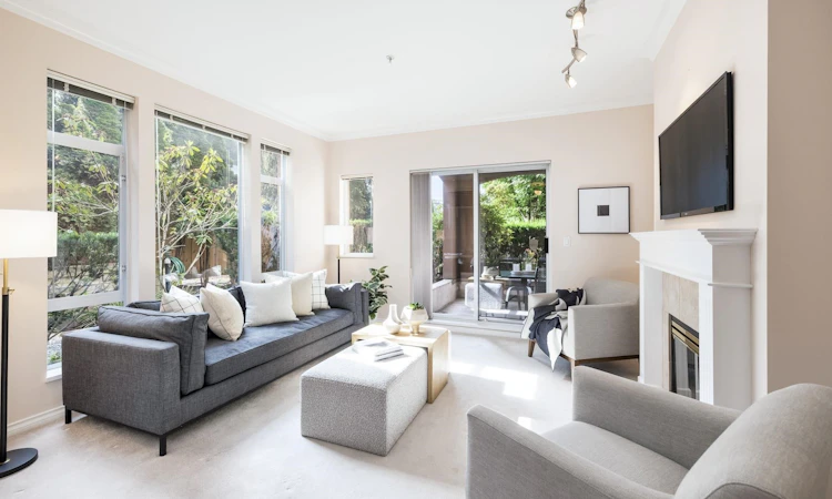 206-678 W Queens Road
