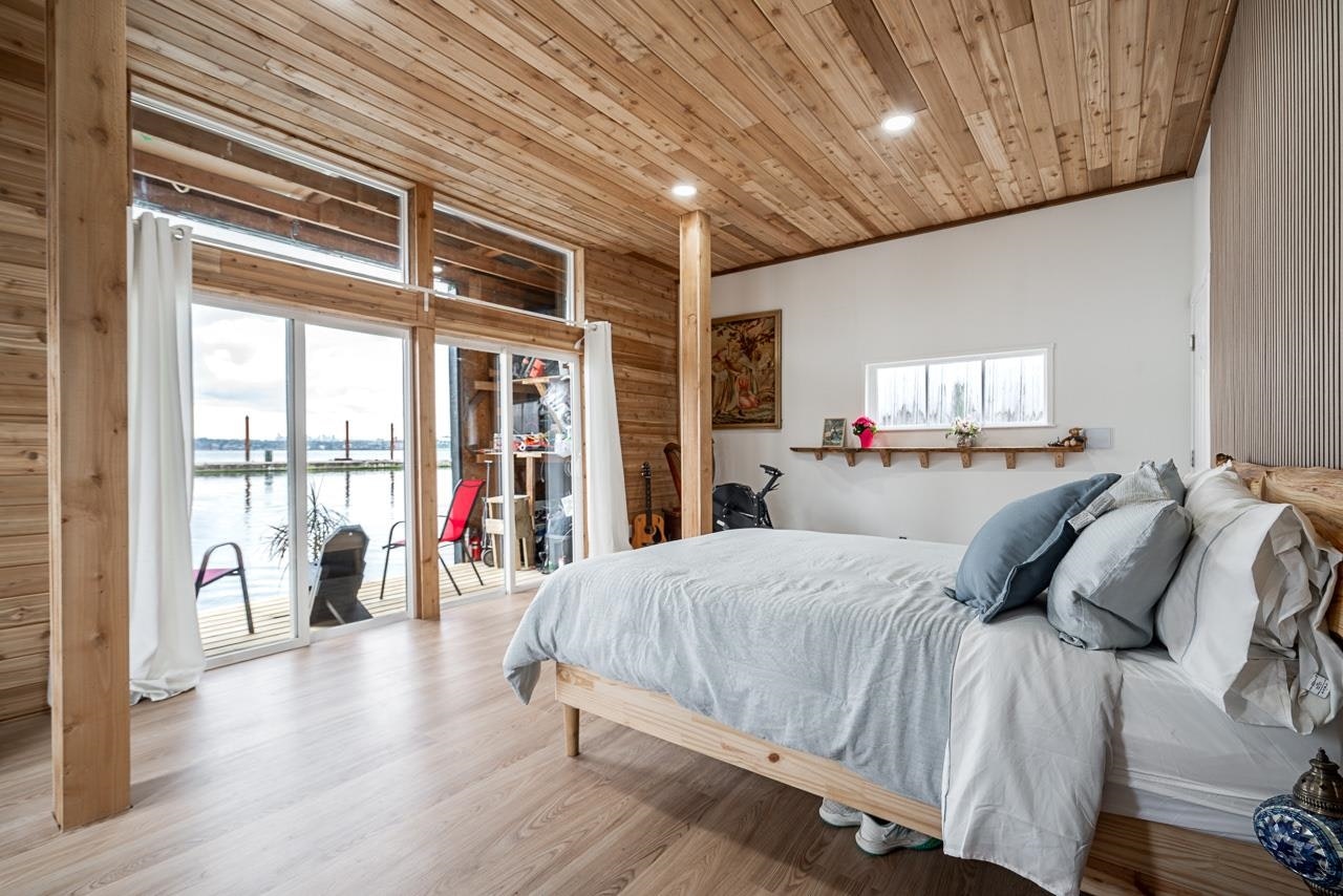 A24-415 Esplanade, North Vancouver, BC, V7M 1A6