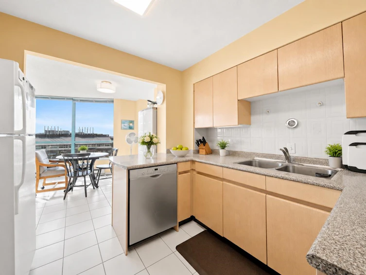 804-8831 Lansdowne Road, Richmond, BC, V6X 3T5 - 6