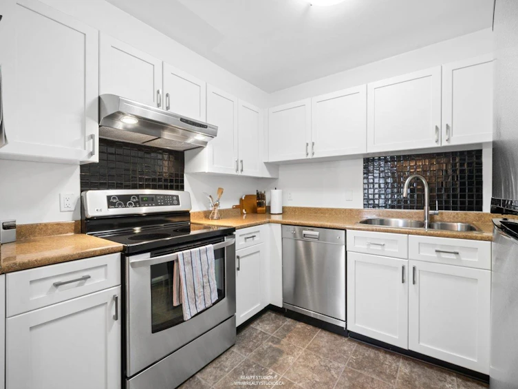 2419 W 1st Avenue, Vancouver, BC, V6K 1G5 - 18