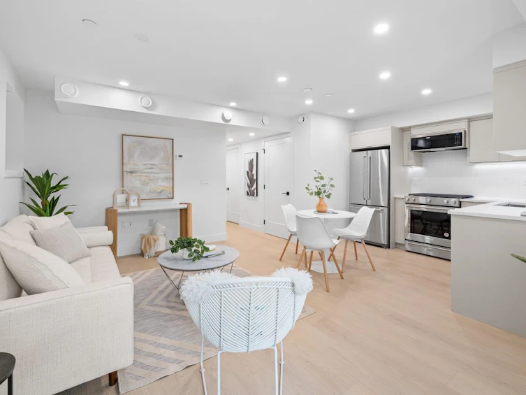 102-2135 E Pender Street, Vancouver, BC, V5L 1X3