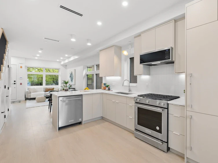 202-2135 E Pender Street, Vancouver, BC, V5L 1X3 - 10