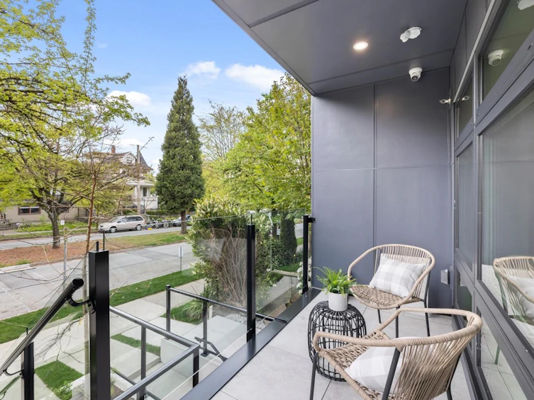 202-2135 E Pender Street, Vancouver, BC, V5L 1X3 - 2