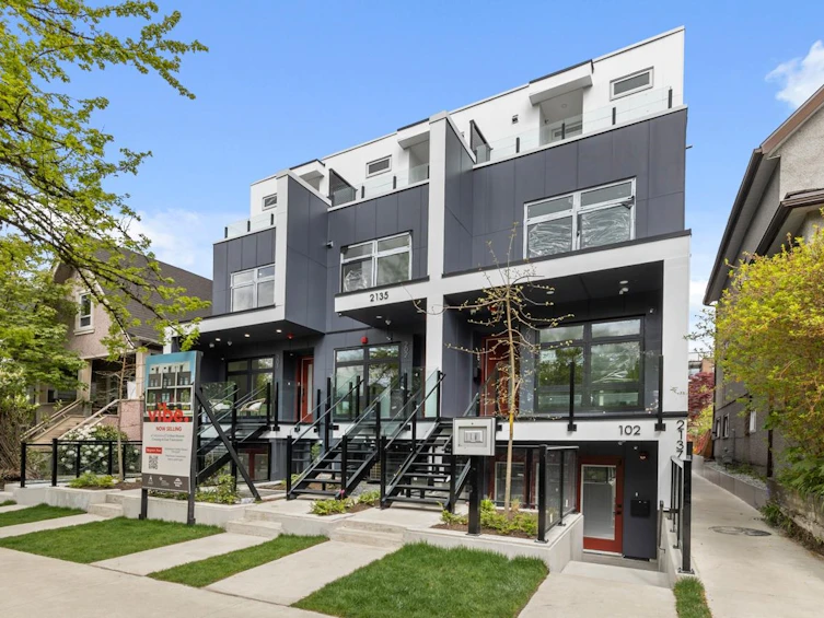 202-2135 E Pender Street, Vancouver, BC, V5L 1X3
