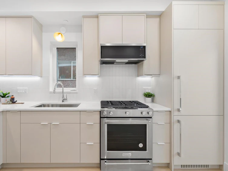 202-2135 E Pender Street, Vancouver, BC, V5L 1X3 - 9