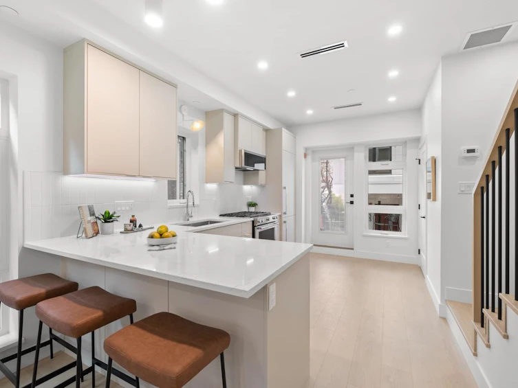 202-2135 E Pender Street, Vancouver, BC, V5L 1X3 - 8
