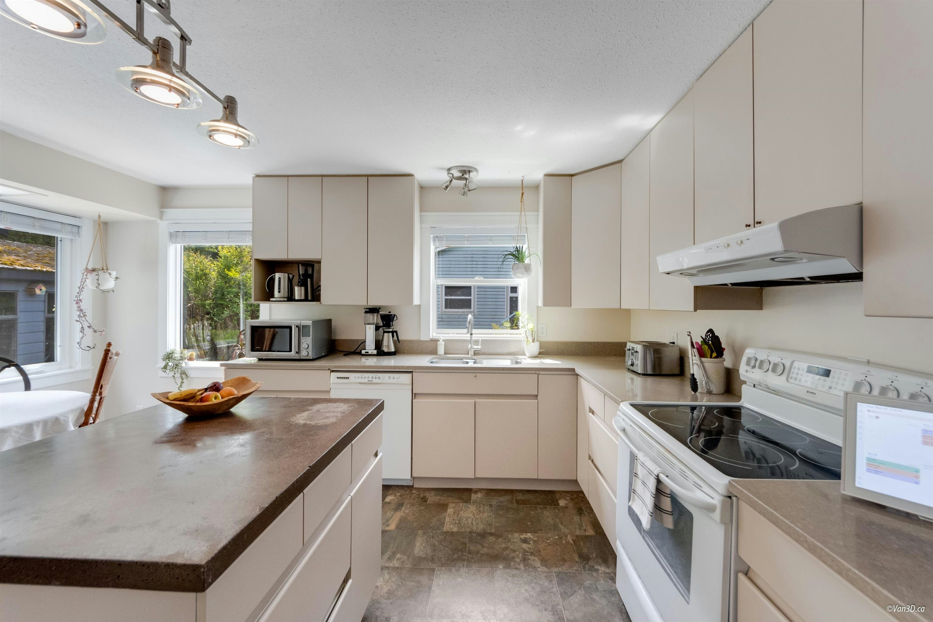 38582 Westway Avenue, Squamish, BC, V8B 0L6 - 10