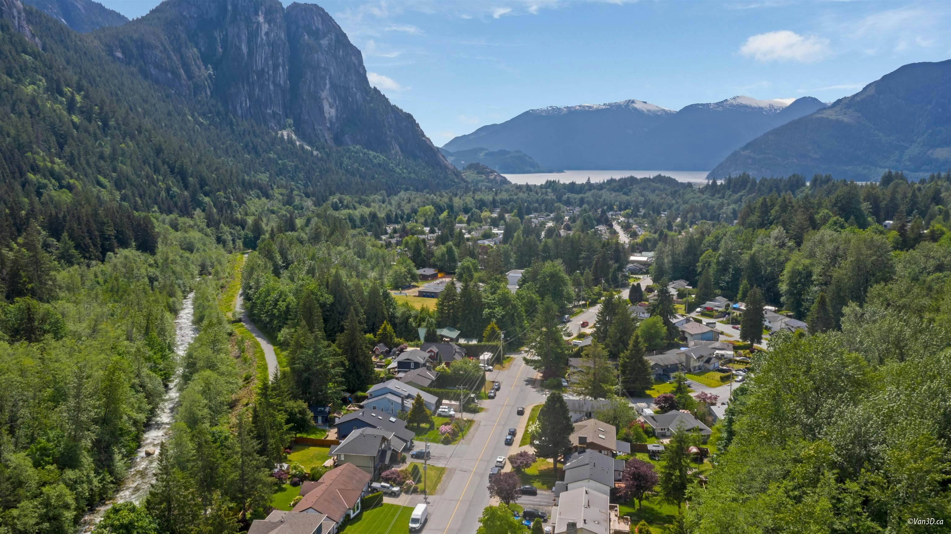 38582 Westway Avenue, Squamish, BC, V8B 0L6 - 39