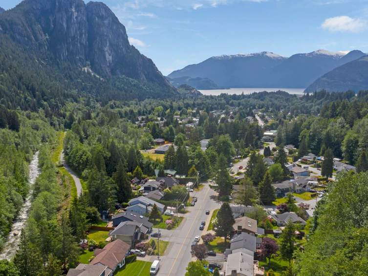 38582 Westway Avenue, Squamish, BC, V8B 0L6 - 39