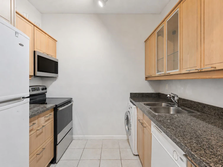 304-827 W 16th Street, North Vancouver, BC, V7P 1R2 - 5