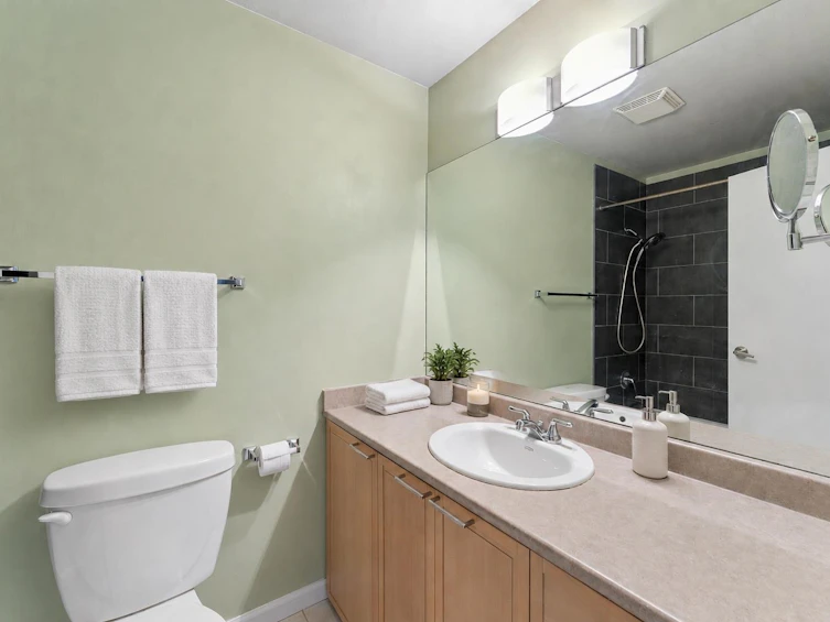 304-827 W 16th Street, North Vancouver, BC, V7P 1R2 - 9