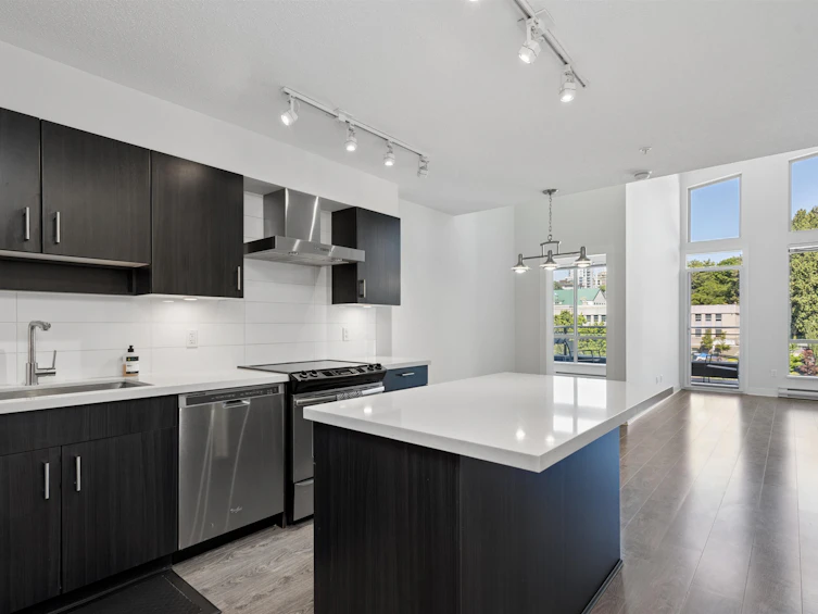 605-500 Royal Avenue, New Westminster, BC, V3L 0G5 - 2