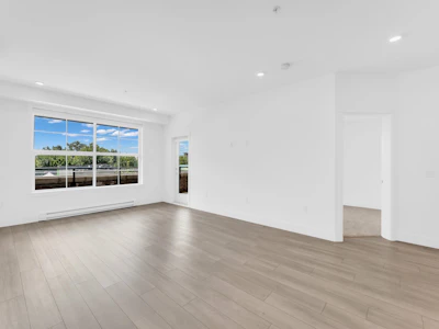 204-22633 Selkirk Avenue - 2