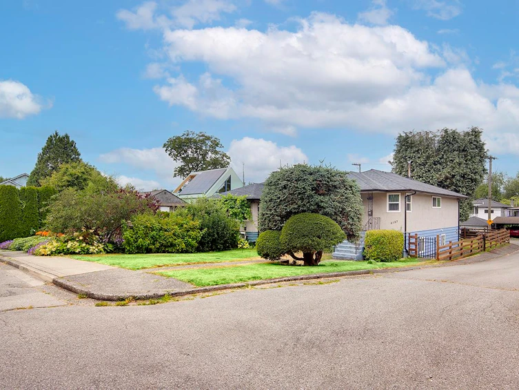 2137 20th Avenue, Vancouver, BC, V5N 2L4 - 2