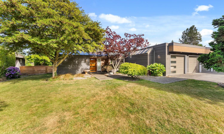 894 Eden Crescent