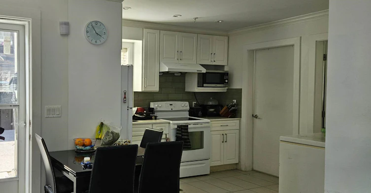 33xx Price Street, Vancouver, BC, V5R 5P8 - 8