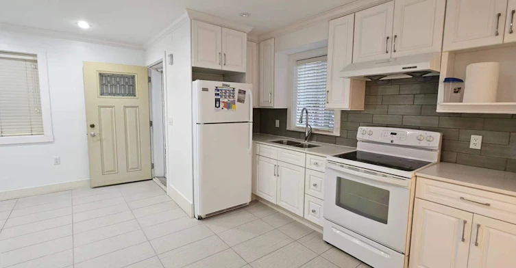 33xx Price Street, Vancouver, BC, V5R 5P8 - 2