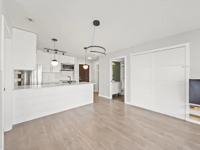 2202-689 Abbott Street - 4