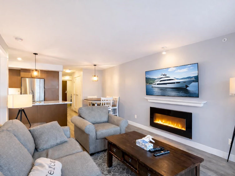 404-14955 Victoria Avenue, Surrey, BC, V4B 1G2 - 2