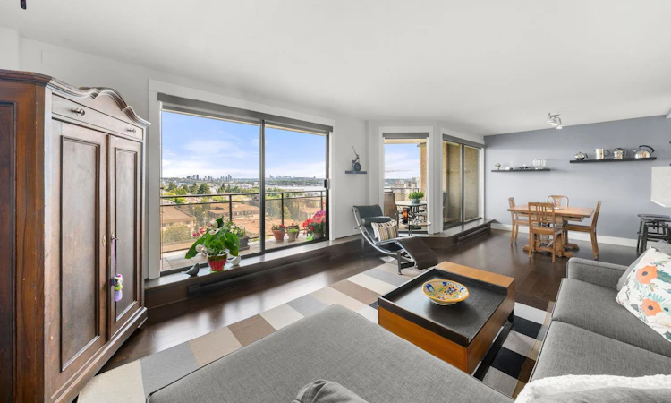 1101-444 Lonsdale Avenue