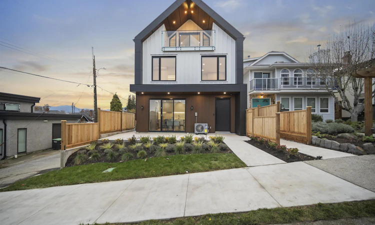 1-3623 Triumph Street