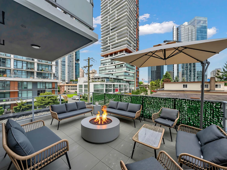 304-6608 Sussex Avenue, Burnaby, BC, V5H 0M3