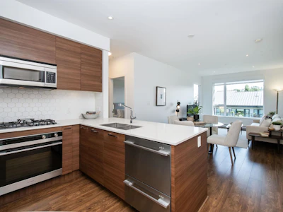 402-1061 Marine Drive - 4