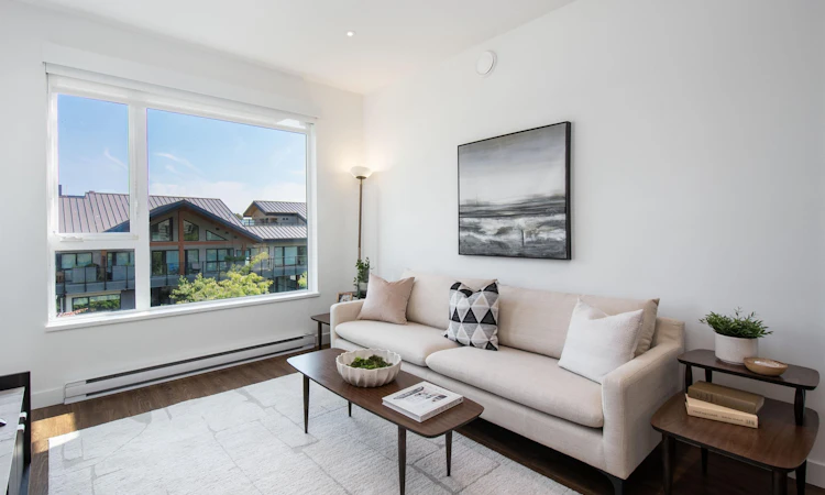 402-1061 Marine Drive