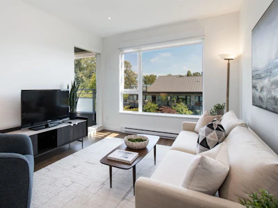 402-1061 Marine Drive - 2