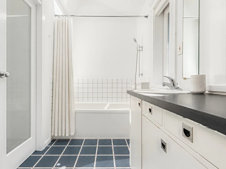 2053 Charles Street, Vancouver, BC, V5L 2V1 - 18