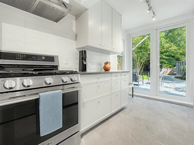 2053 Charles Street, Vancouver, BC, V5L 2V1 - 11