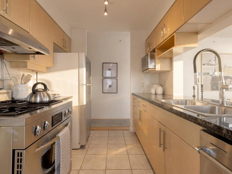 702-1099 Marinaside Crescent, Vancouver, BC, V6Z 2Z3 - 13