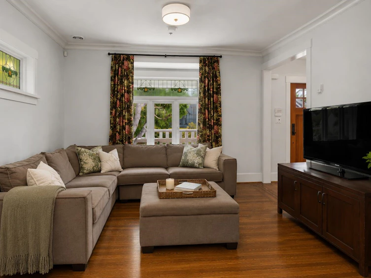 3541 W 8th Avenue, Vancouver, BC, V6R 1Y8 - 3