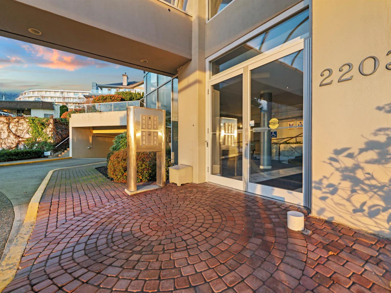 201 - 2203 Bellevue Avenue, West Vancouver BC V7V 4V7