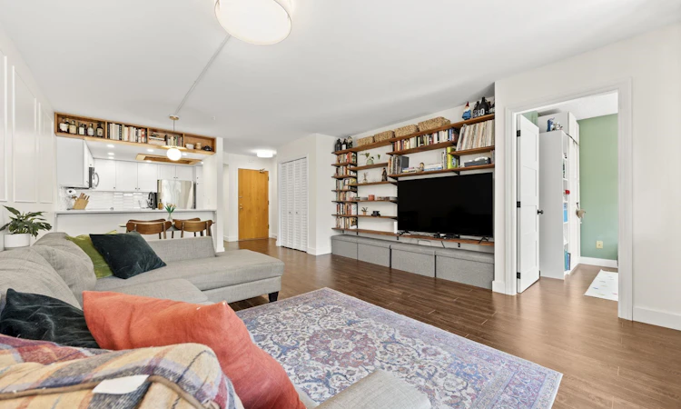 102-1045 Quayside Drive