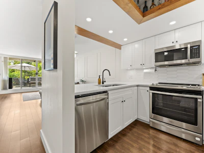 102-1045 Quayside Drive - 2