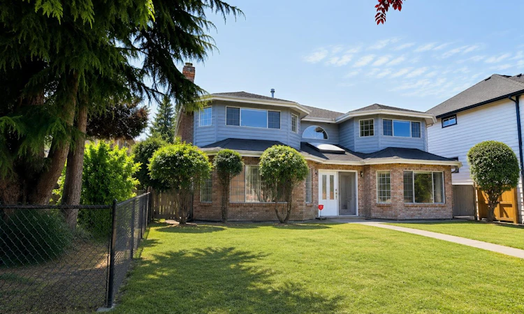 2718 Oliver Crescent