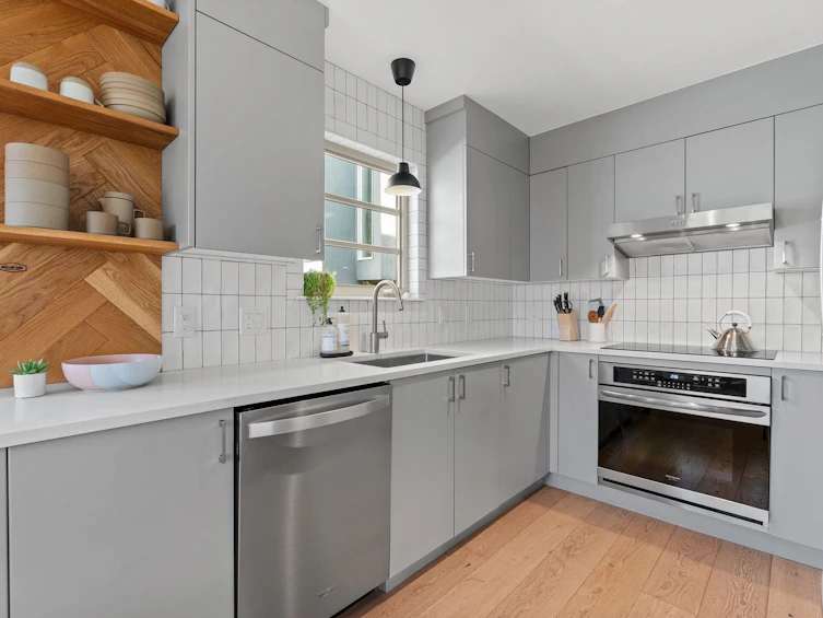 3261 W 2nd Avenue, Vancouver, BC, V6K 1K9 - 2