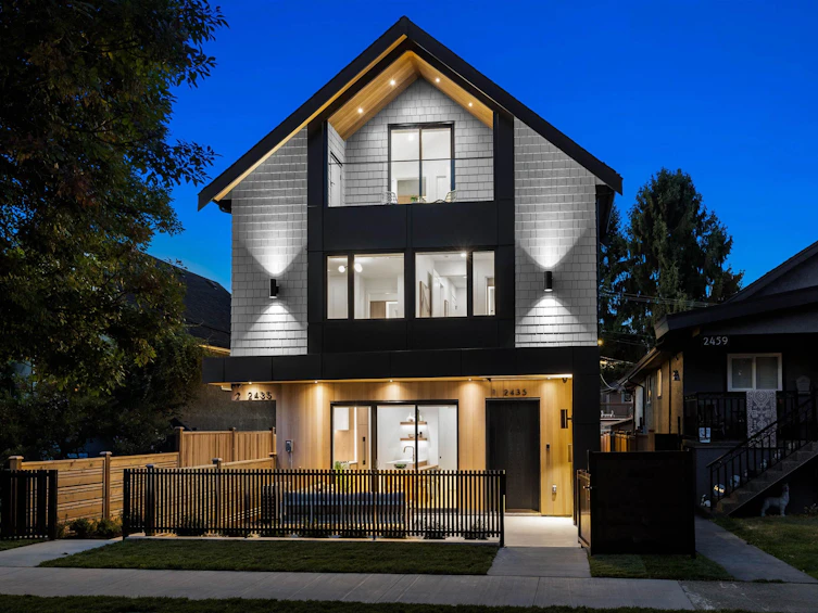 1-2435 Napier Street, Vancouver, BC, V5K 2W2