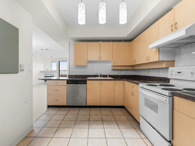 1605-6611 Cooney Road - 4