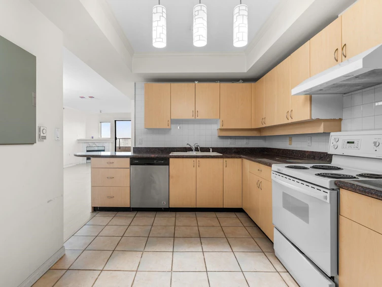 1605-6611 Cooney Road, Richmond, BC, V6Y 4C5 - 4