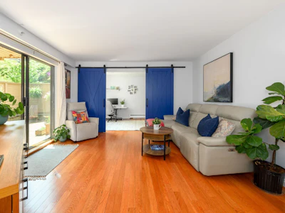 104-1500 Pendrell Street - 2