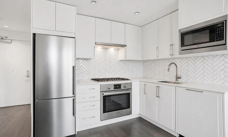 507-2435 Kingsway