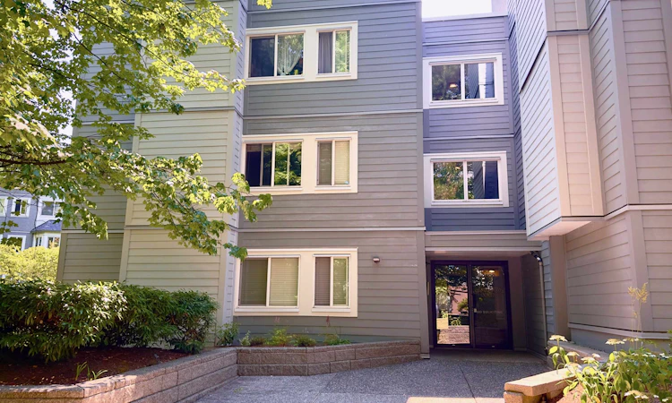 303-9890 Manchester Drive