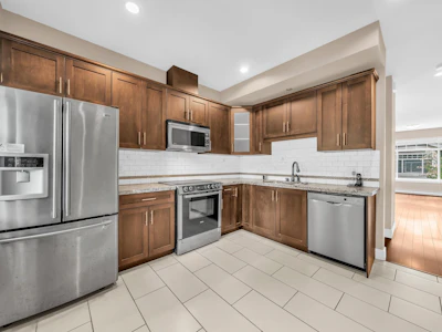 11-15933 86a Avenue - 5