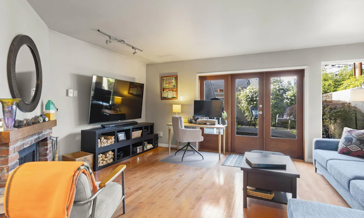 102-2535 York Avenue
