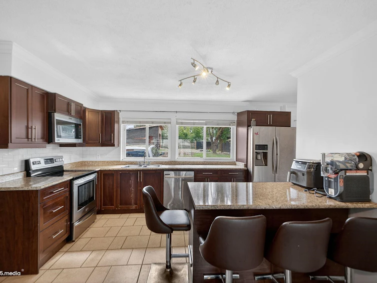 14032 Grosvenor Road, Surrey, BC, V3R 5G5 - 13