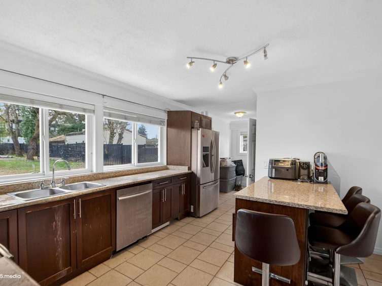 14032 Grosvenor Road, Surrey, BC, V3R 5G5 - 14