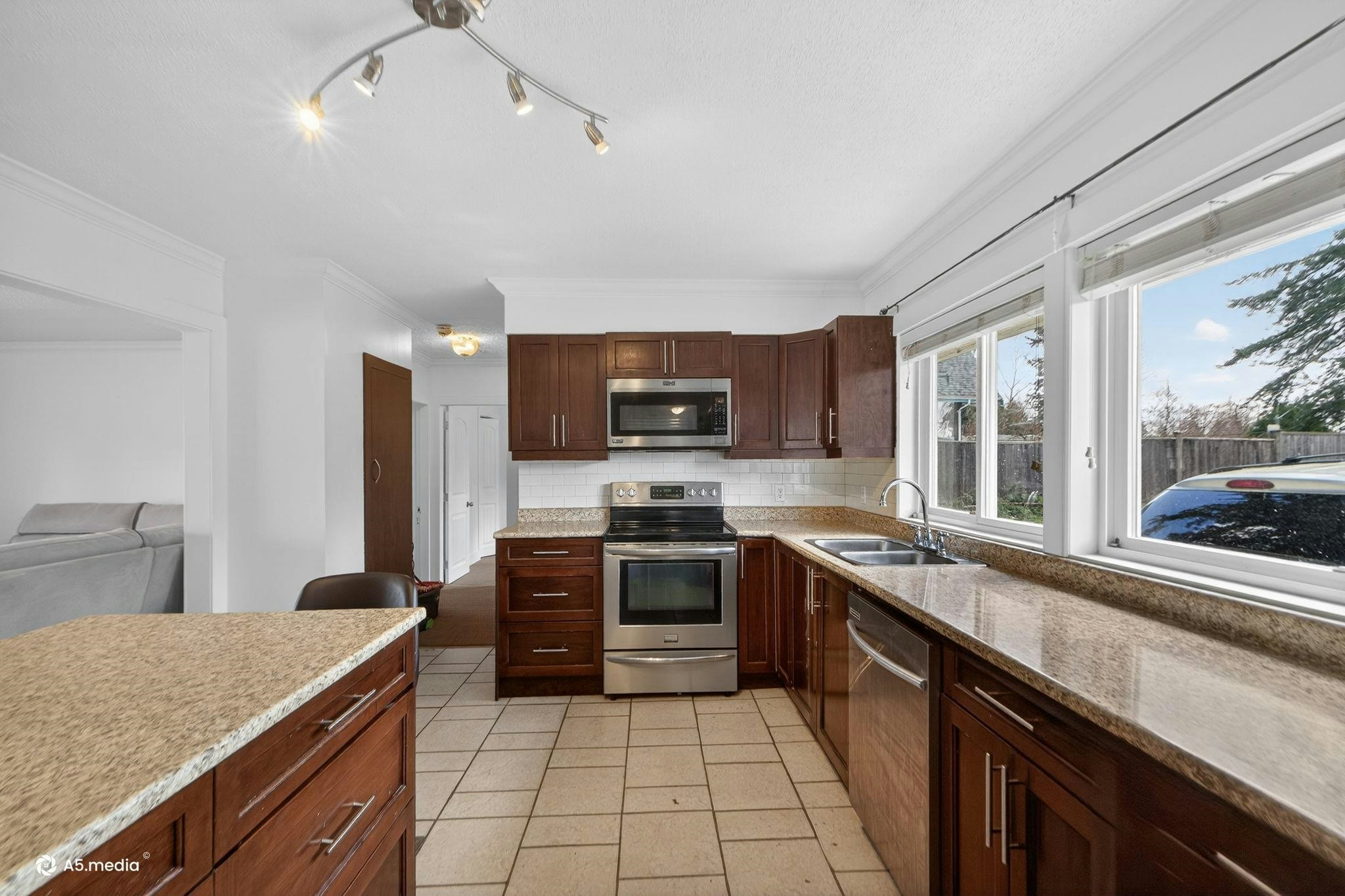 14032 Grosvenor Road, Surrey, BC, V3R 5G5 - 16