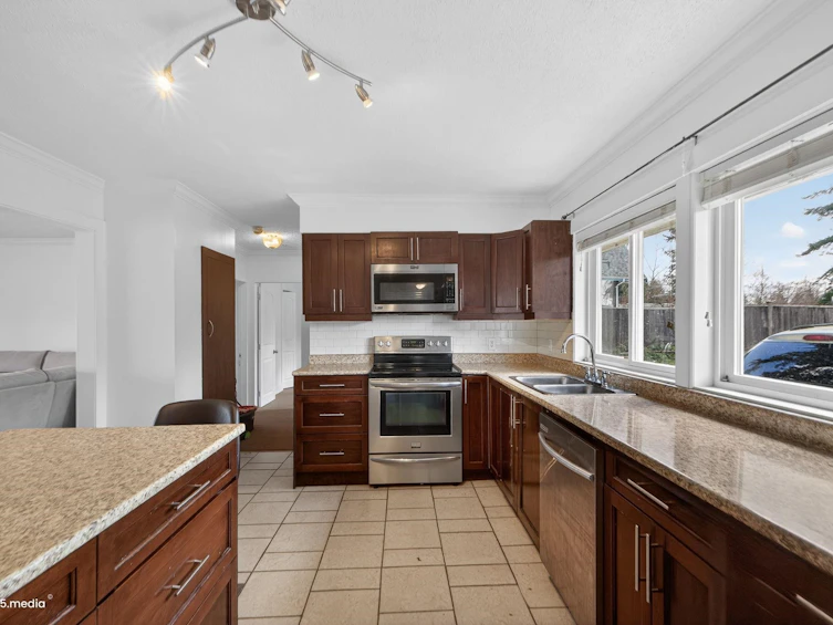 14032 Grosvenor Road, Surrey, BC, V3R 5G5 - 16